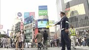 渋谷のスクランブル交差点で 歩行者に交通安全呼びかけ