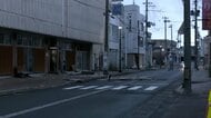 【中継】震度5強の青森・むつ市では旧商業施設の外壁が落下…前の道路を通行止めに　10カ所以上で建物損壊