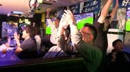 【W杯日本対スウェーデン戦】札幌のサポーターも朝から熱狂！ススキノのスポーツバーは大盛り上がり＿引き分けで終了も1次リーグの2位通過決定に安堵の声〈北海道札幌市〉