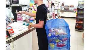 レジ袋廃止で奇抜エコバッグ続々…バケツ、壺、農業用ネット、バイクで店に突入も!