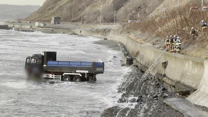 「ダンプが海へ落ちていった」走行中に何らかの原因で路外へ逸脱ーそのまま白波立つ海へ落ちたか…タイヤまで浸かる_60代男性運転手ケガ〈北海道新ひだか町〉