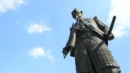 豊臣秀吉像に入り交じる「庶民の夢」と「天下人の孤独」。大阪城で天守を背にして立つ銅像が雄弁に語るもの