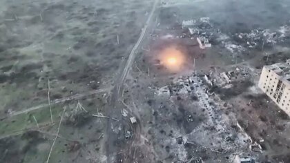 【緊迫の瞬間】激戦地ソレダルで…負傷兵を運ぶ輸送車近くで爆発　ロシア軍“異例人事”プーチン大統領の狙いとは