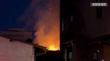 焼け跡から女性の遺体が見つかった鯖江の住宅火災　同居する長男を自宅への放火容疑で逮捕　出火当時は行方不明、4日後に衰弱状態で発見