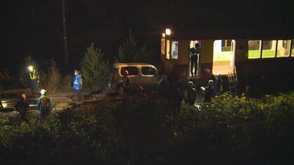 ｢衝撃がドンっと…｣高齢ドライバーの線路進入事案相次ぐ…信越線の電車と70代男性運転の車が正面衝突　新潟では1週間前にも…