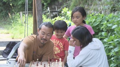 「不便なほうが考える」…あえて選んだ『スマホやSNSがない生活』子供達の笑顔に“生きるヒント”が