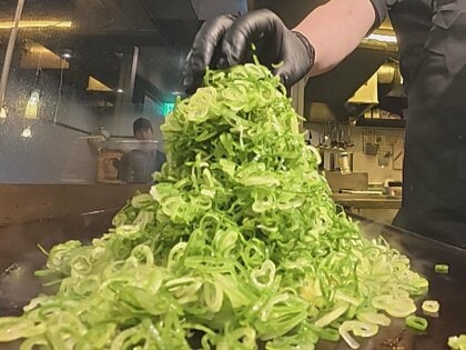 「ねぎ焼きの大阪文化を広めたい」名古屋駅西側に本場の味が楽しめるお好み焼きの新店 名物メニューは大迫力の“ぼっかけ入り”