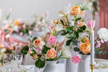 2026年トレンド予測は「きれいめ・洗練」コーデ！年末の花ギフトは「赤系」が76％を独占。日比谷花壇、2.5万組の婚礼データとギフト販売動向からフラワートレンドを発表。