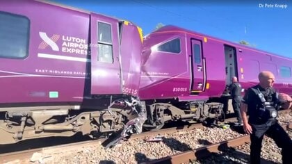 イギリスで列車同士が衝突　1人死亡、89人負傷うち11人重体　何らかの理由で停止した列車に追突か