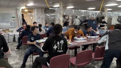 荒れ狂う海をしらせ航行　揺れすぎて食事できない...