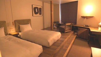 築100年の旅館を「ホテル」に再生　木を基調とした客室に　コンセプトは「火」と「水」　目玉のひとつが「薪火」を使った料理　長野・野沢温泉村