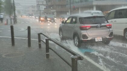 冠水した道路 歩く トップ サンダル