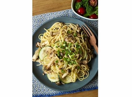 ツナとしめじの塩昆布パスタ(撮影/邑口京一郎 スタイリング/なかざわひろ美)