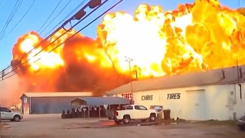 【映像】UPS貨物機爆発…左エンジンはすでになし　墜落時に地上の電柱なぎ倒す　死者は13人安否不明9人　アメリカ