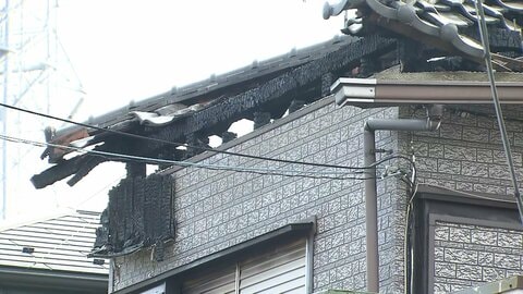 「炎が見える」消防車両など17台出動し消火に3時間　川口市の木造住宅火災で90歳男性と80代女性死亡か