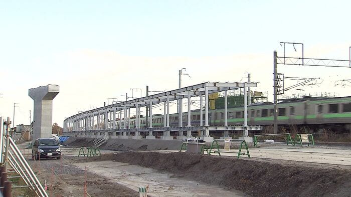 駅のホームの屋根の部分