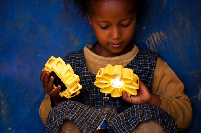 ソーラーライト『リトルサン』(オリジナル)を手にするエチオピアの少女 Little girl playing with Little Sun (Original) in Ethiopia Photo: Merklit Mersha Courtesy of Olafur Eliasson Studio