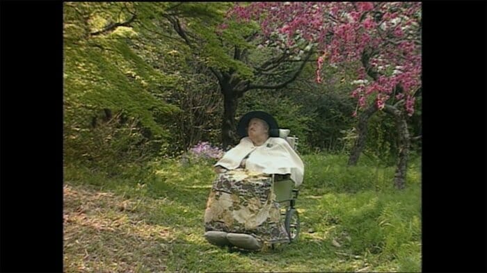 庭で寛がれる香淳皇后
