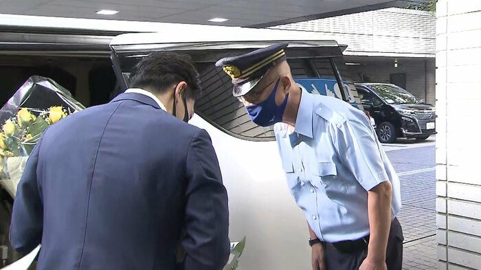 車に乗る際に、警備員に「ありがとうございました」と深々と頭を下げた小泉氏