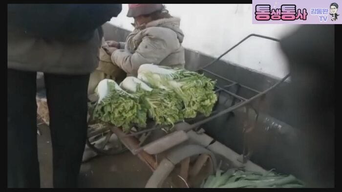 北朝鮮の野外市場(YouTube カン・ドンワンTVより)