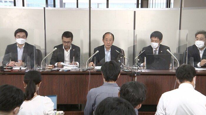 記者会見を行う全国霊感商法対策弁護士連絡会のメンバー(午後1時半 東京・千代田区)
