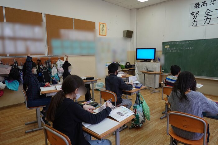 日本人学校の座席は1メートル間隔。児童数が少ないので、ゆとりがある(2月)