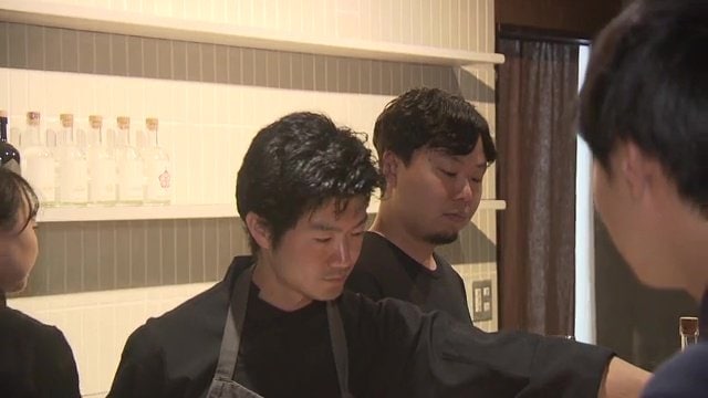 思いを伝えながら接客　高橋さん（左）と大島さん（右）
