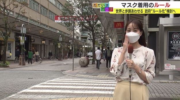 静岡市で取材する高里アナウンサー