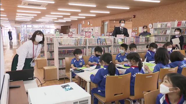 この日の授業は「子ども司書講座」司書について学ぶ