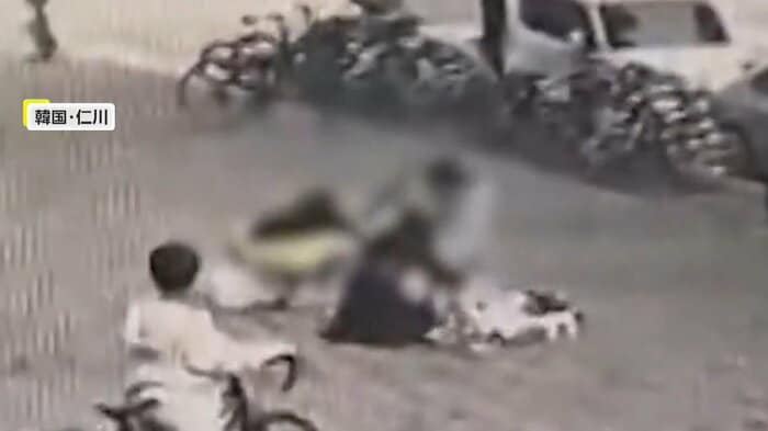 ぐったりしていて動かない母親と娘