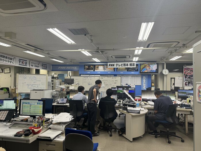 テレビ熊本のデスク席。地震のニュースを全て取り仕切った