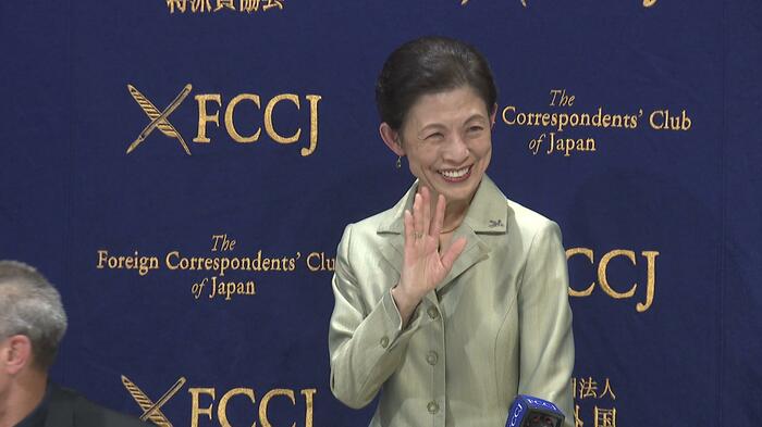 会場を後にされる久子さま