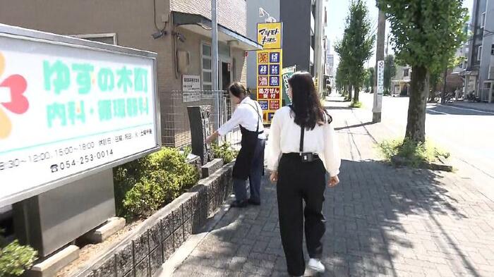 住民の案内で石碑へ