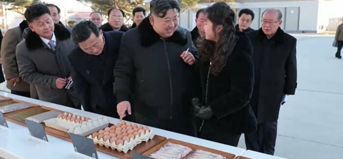 ジュエ氏とみられる娘を連れて養鶏工場を視察した際も片手にはたばこ