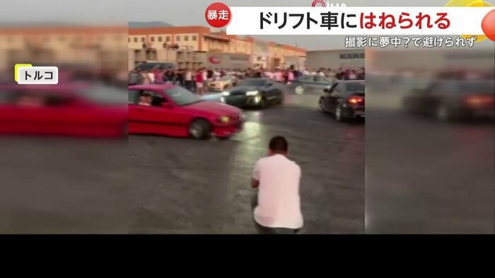 赤い車を撮影していた男性