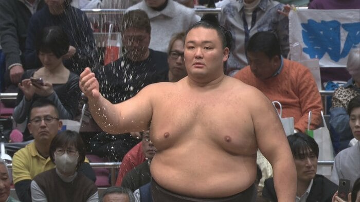 翔猿との取組に臨む朝乃山（19日・日本相撲協会提供）
