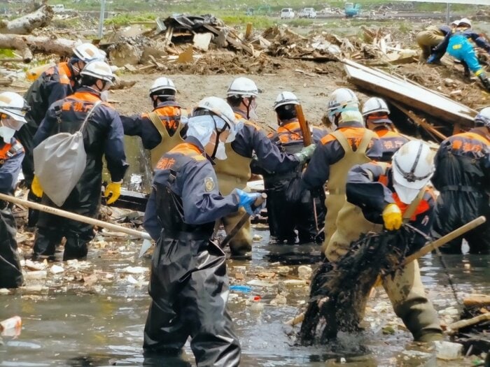 ”人海戦術” 沼地での捜索活動