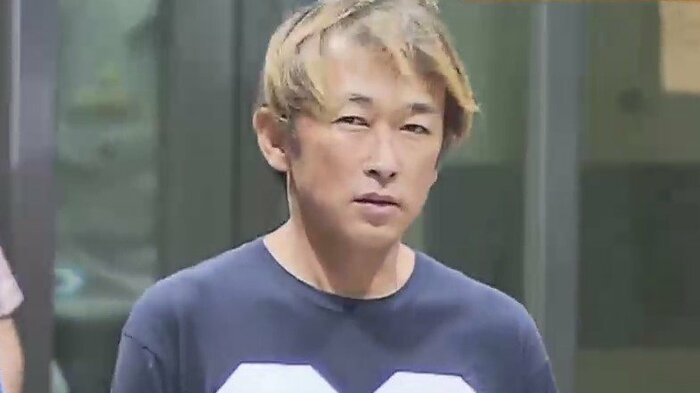 東京拘置所から保釈されたガーシー被告は、ほっそりした印象だった(9月21日)