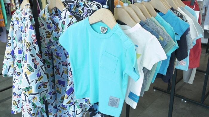 店内には多くの子ども用の服が