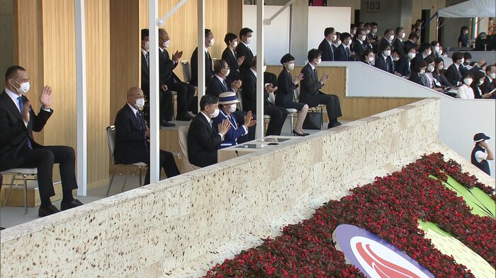 選手団に拍手を送られる両陛下