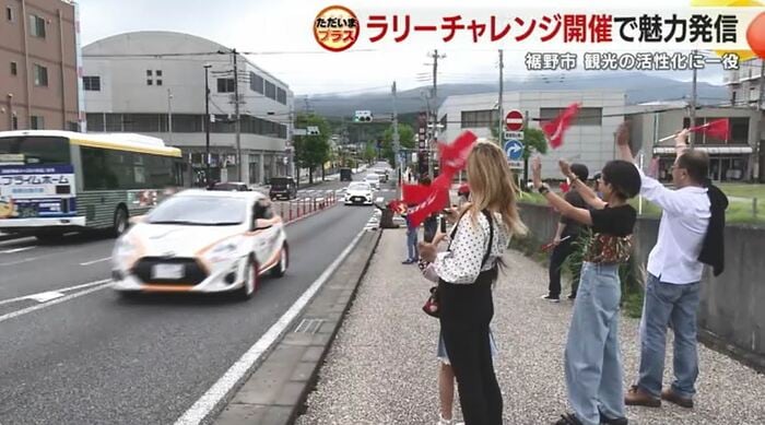 公道を走るラリー出走車