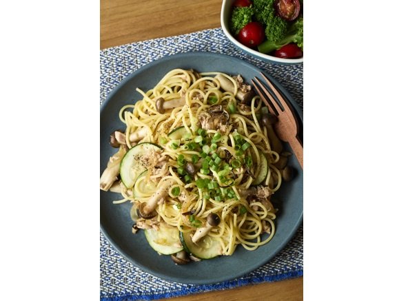 ツナとしめじの塩昆布パスタ(撮影/邑口京一郎 スタイリング/なかざわひろ美)
