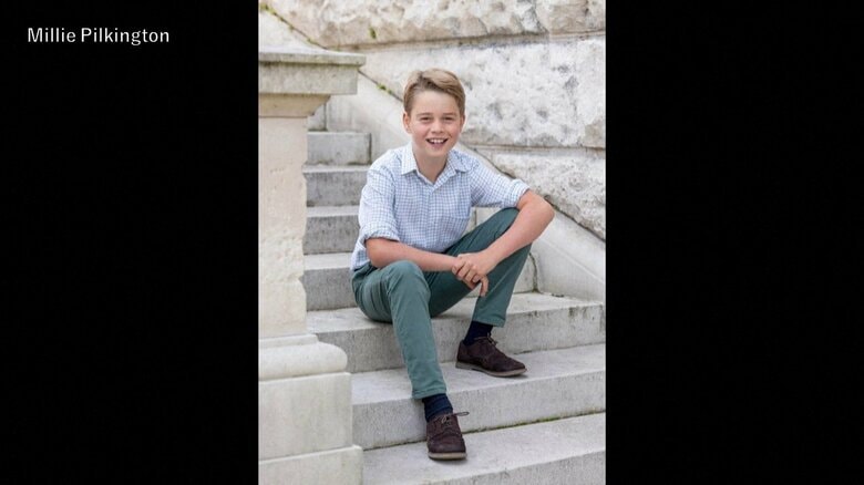 カメラに笑顔…英ジョージ王子が10歳に　ウィンザー城で撮影 新写真公開｜FNNプライムオンライン