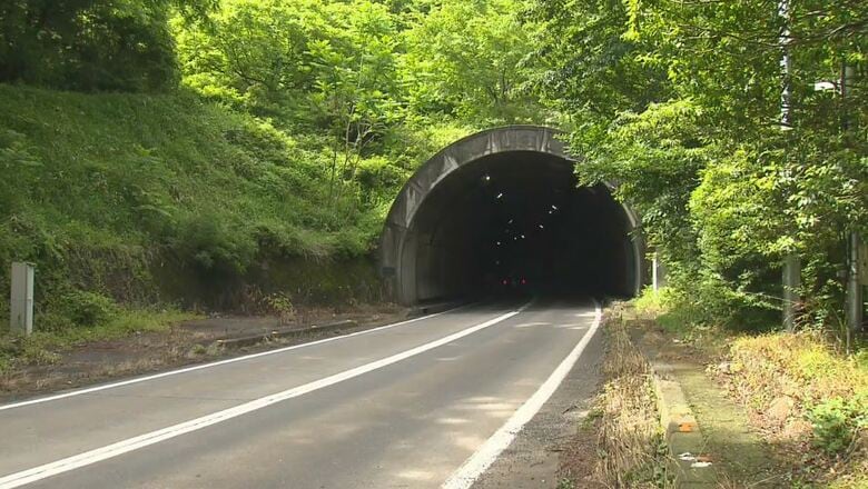 トンネルで自転車を追い越そうとした車にはねられ男性が重傷　救護せず立ち去る　乗用車は銀色系のセダン型　ひき逃げ事件として捜査｜FNNプライムオンライン