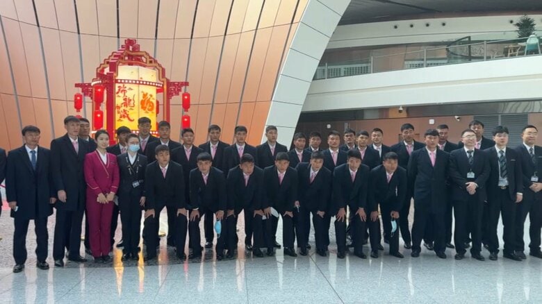 「日本戦に勝つ自信ある」北朝鮮サッカー男子代表　北京から日本へ出発｜FNNプライムオンライン