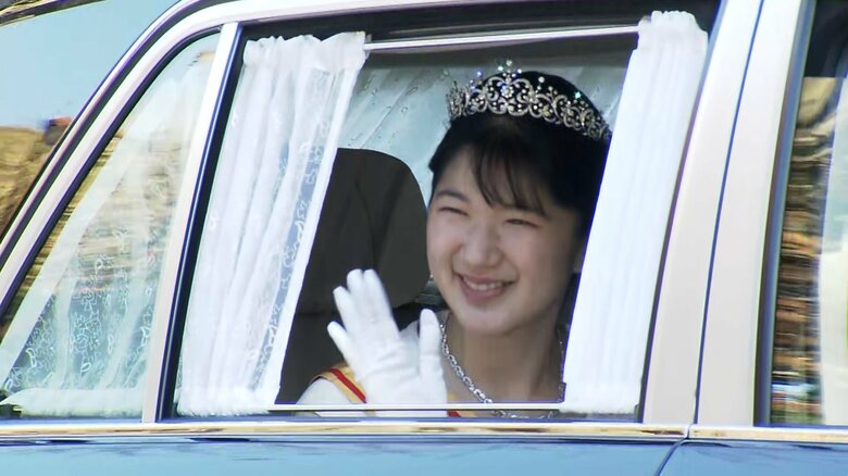 【速報】愛子さま上皇ご夫妻に新年の挨拶へ　ローブデコルテにティアラ姿で手を振られる｜FNNプライムオンライン