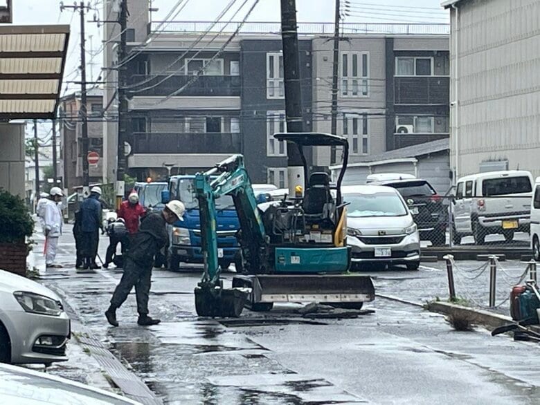 広島市南区で道路が陥没 穴の大きさは７０センチ四方 深さは１５０センチ以上か 広島 ４日午前｜FNNプライムオンライン