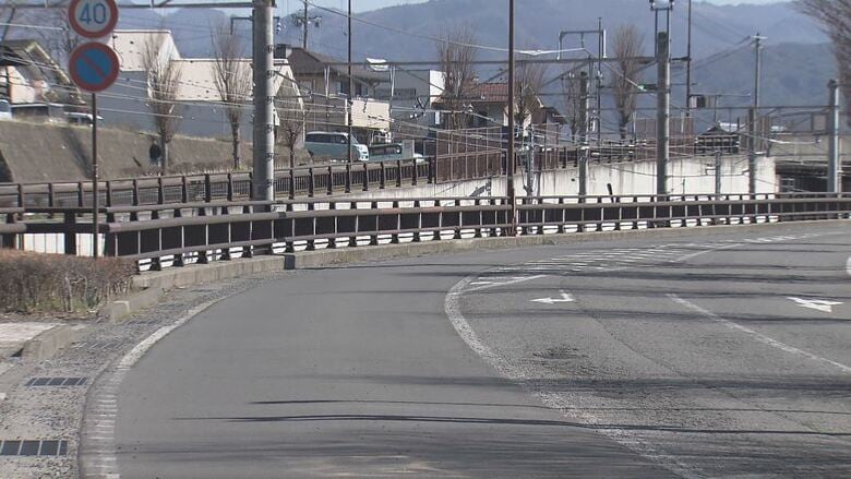 後ろからきた車にはねられる　83歳男性が意識不明の重体　県道の左側を歩行中、白線から車道にはみ出た場所ではねられたか　長野・岡谷市｜FNNプライムオンライン