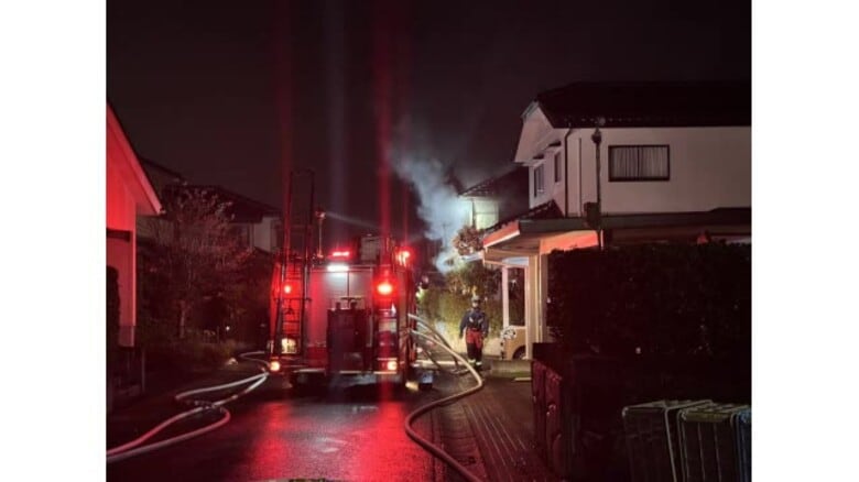 【続報】鳥取市の住宅地で火事　住宅１棟焼く　焼け跡から性別不明の遺体を発見｜FNNプライムオンライン