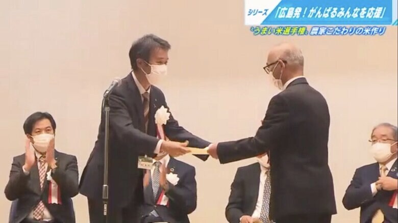 最優秀賞の表彰状を受け取る荒谷尚輝さん